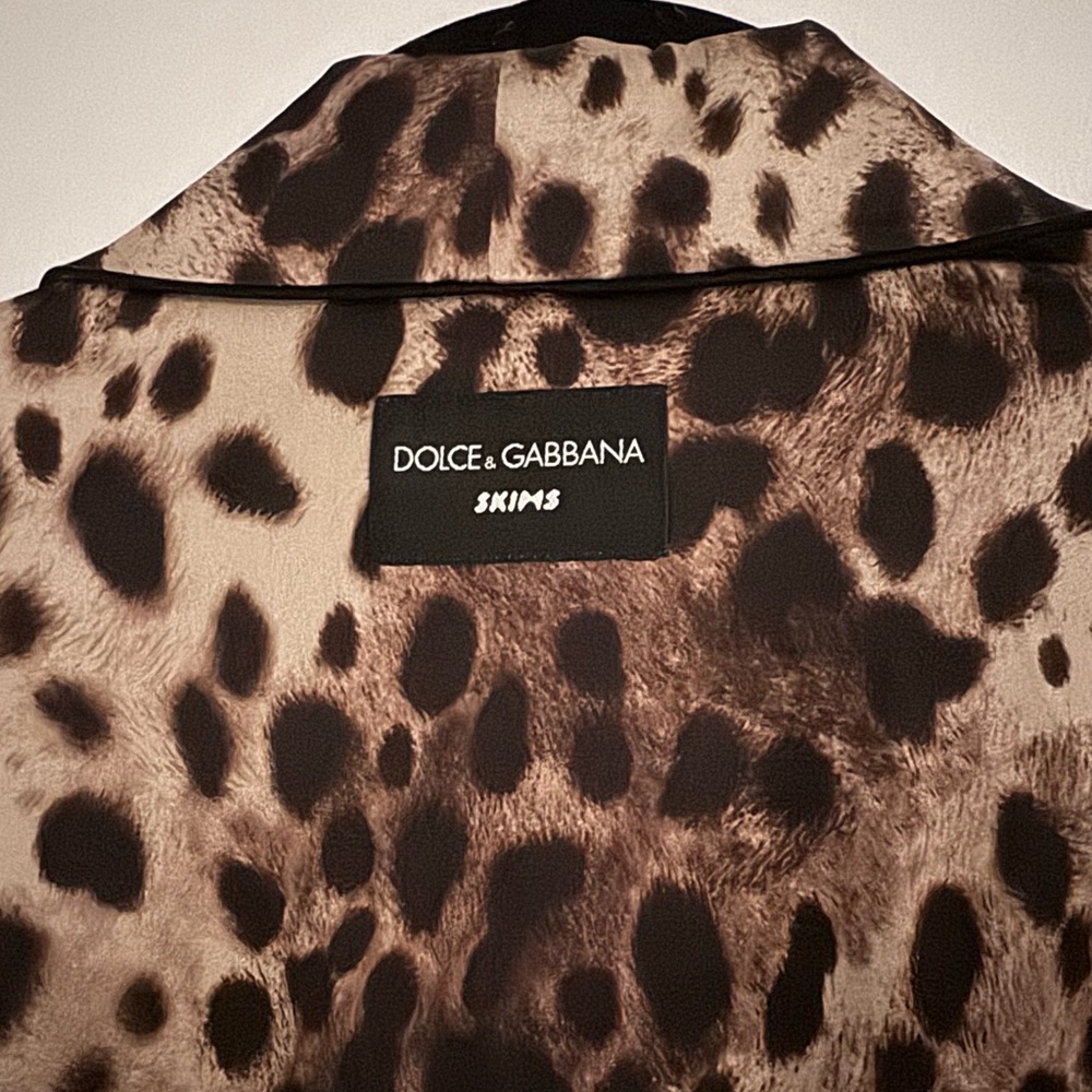 Skims x Dolce & Gabbana Leopard Print Silk Robe - Picture 8 of 9